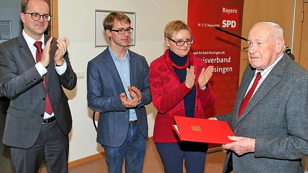 70 Jahre Mitglied in der SPD ist der 91-j&auml;hrige Ernst Loebel (rechts). Beim Neujahrsempfang erhielt er die h&ouml;chste Auszeichnung der SPD, die Willy-Brandt-Medaille. Mit ihm freuen sich der Fraktionsvorsitzende im bayerischen Landtag, Markus Rinderspacher, der Ortsvereinsvorsitzende Tobias Schneider und die Kreisvorsitzende Sabine Dittmar MdB (von links).  Foto: Dieter Britz