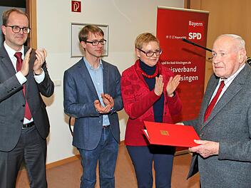 70 Jahre Mitglied in der SPD ist der 91-jährige Ernst Loebel (rechts). Beim Neujahrsempfang erhielt er die höchste Auszeichnung der SPD, die Willy-Brandt-Medaille. Mit ihm freuen sich der Fraktionsvorsitzende im bayerischen Landtag, Markus Rinderspacher, der Ortsvereinsvorsitzende Tobias Schneider und die Kreisvorsitzende Sabine Dittmar MdB (von links).  Foto: Dieter Britz