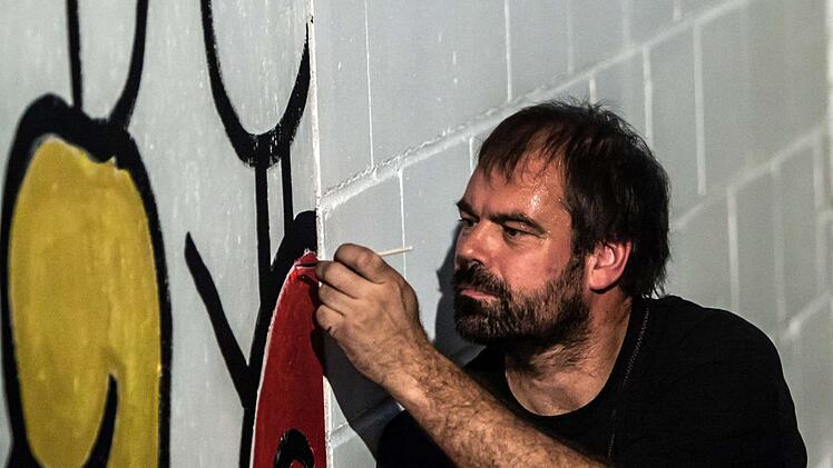 Alex Reuther beim Live-Painting-Evenent in der Alten Pakethalle.Foto: Jochen Berger