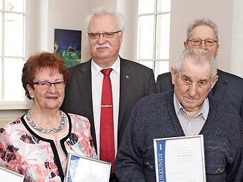 Etliche Mitglieder des VdK Höchstadt wurden geehrt. So auch (v.l.) Margareta Ross, Rita Ort, Heinrich Koch und Juergen Schmitt. In der hinteren Reihe (v.l.): VdK-Kreisvorsitzender Karl-Heinz Bauer, Zweiter Bürgermeister Günter Schulz und Michael Tohol, Ortsverbandsvorsitzender in Höchstadt.  Foto: Yannick Hupfer