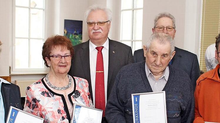 Etliche Mitglieder des VdK Höchstadt wurden geehrt. So auch (v.l.) Margareta Ross, Rita Ort, Heinrich Koch und Juergen Schmitt. In der hinteren Reihe (v.l.): VdK-Kreisvorsitzender Karl-Heinz Bauer, Zweiter Bürgermeister Günter Schulz und Michael Tohol, Ortsverbandsvorsitzender in Höchstadt.  Foto: Yannick Hupfer