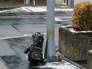 Ein Automotor steht an einem Bahn&uuml;bergang unter dem Schild mit der Aufschrift &laquo;Bei geschlossener Schranke: Bitte Motor abstellen. Danke!&raquo;. Ob der Motor von einem Scherzbold oder einem Umwelts&uuml;nder dort abgestellt wurde, ermittelt jetzt die Polizei. Foto: -/Polizeiinspektion Coburg/dpa