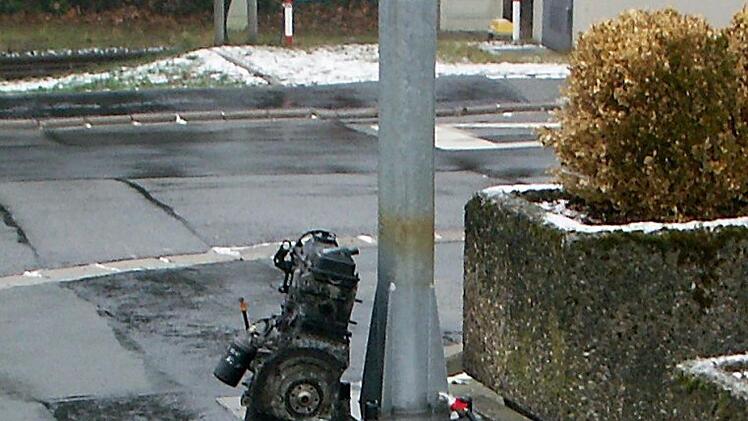 Ein Automotor steht an einem Bahn&uuml;bergang unter dem Schild mit der Aufschrift &laquo;Bei geschlossener Schranke: Bitte Motor abstellen. Danke!&raquo;. Ob der Motor von einem Scherzbold oder einem Umwelts&uuml;nder dort abgestellt wurde, ermittelt jetzt die Polizei. Foto: -/Polizeiinspektion Coburg/dpa
