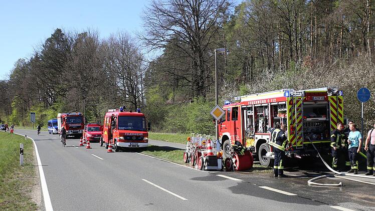 Bei einem Feuer im Kreis Nürnberger Land (Mittelfranken) gerieten am Freitag rund tausend Quadratmeter Wald in Brand. Die Feuerwehr rückte mit einem Großaufgebot an und löschte die Flammen. Foto: NEWS5 / Fechner