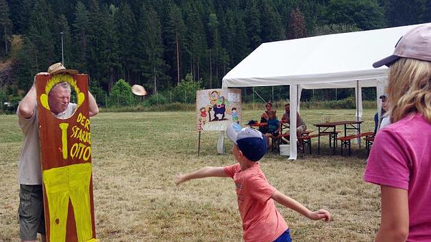 Gut gezielt ist halbgetroffen. Der Opa macht sicherheitshalber schon mal die Augen zu. Heike Sch&uuml;lein
