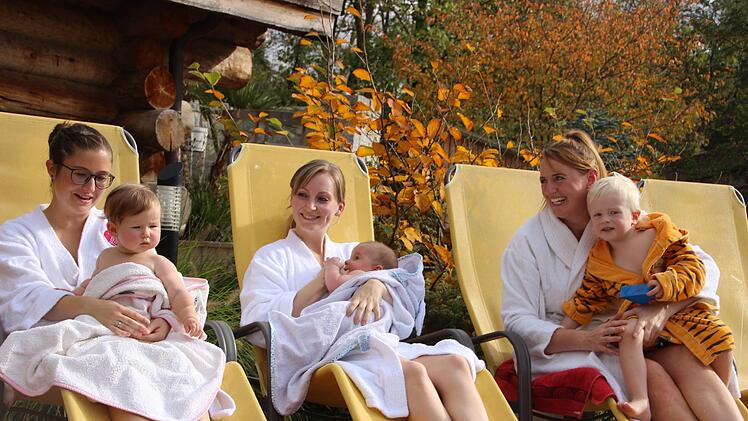 Entspannen, abkühlen, an Mamas Brust zur Ruhe kommen: Zwischen den Saunagängen ist Relaxen angesagt.