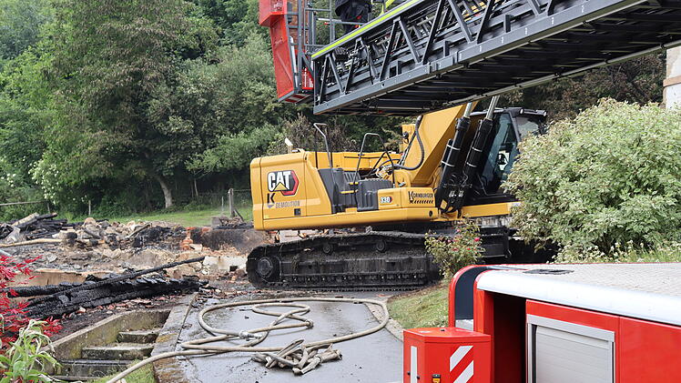 Eine Millionen Euro Schaden und 80 tote Kaninchen: Brand auf landwirtschaftlichem Anwesen ausgebrochen