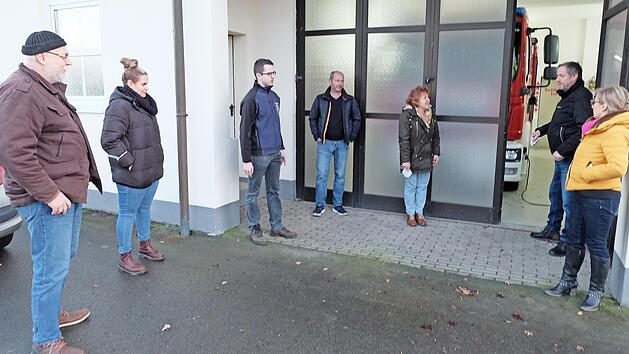 Die Mitglieder des Gemeinderates besichtigten das Gerätehaus in Thundorf.