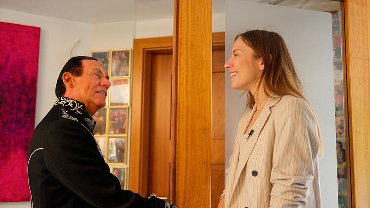 Maximilian Michael Prinz von Anhalt (links) erkl&auml;rt im Gespr&auml;ch mit Carolin von der Groeben, warum er sich Mitte der 2000-er von Fr&eacute;d&eacute;ric Prinz von Anhalt adoptieren lie&szlig;.