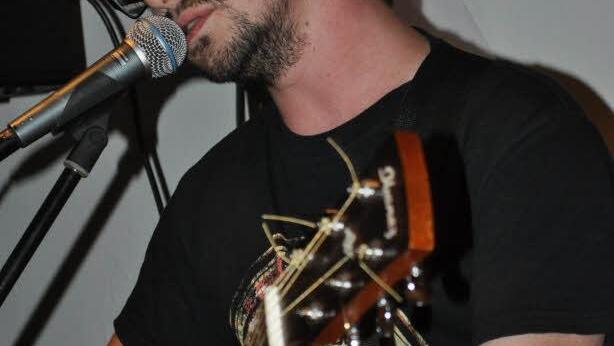 Mike Hatfield ist die Stimme und eine der Gitarren von  Döner & Mark.