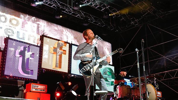 Sportfreunde Stiller feiern mit 9500 Fans auf dem Coburger Schlossplatz. Foto: Matthias Hoch