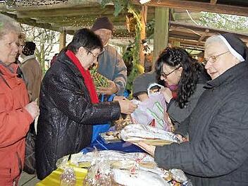 Schwester Henrika bot selbst gemachten Stollen an. Foto: Andreas Welz