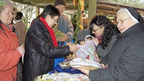 Schwester Henrika bot selbst gemachten Stollen an. Foto: Andreas Welz