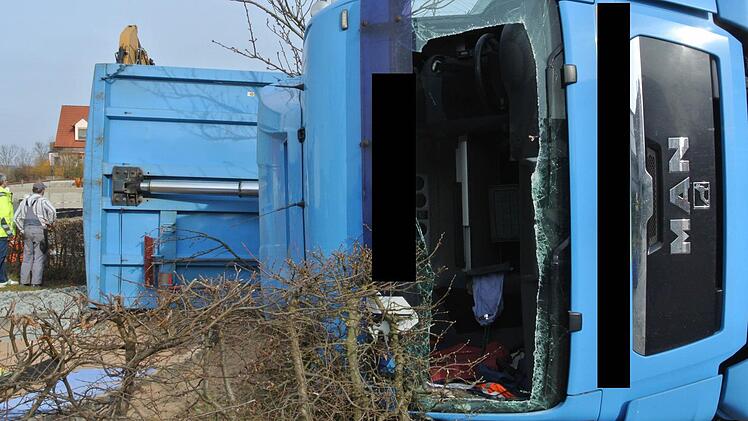 Die Feuerwehr musste den Fahrer aus der Fahrerkabine befreien, indem sie die Windschutzscheibe herausschnitt. Der Fahrer kam mit einer Kopfverletzung ins Krankenhaus.