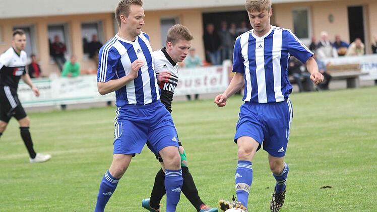 Der Leinacher kann den Sander Dominic Leim abblocken, sodass sein Teamkollege den Ball unter Kontrolle bringt und ihn weiterspielt. Foto: Ralf Naumann