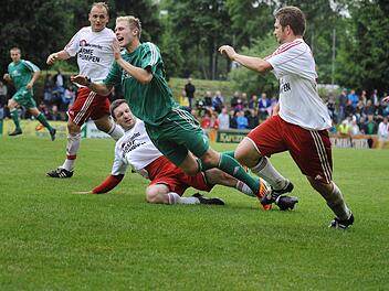 Fußballerische Leckerbissen wie 2012 das Bayernliga-Relegationsspiel gegen den TSV Neudrossenfeld (im grünen Trikot Lorenz Hofmann) sind beim ASV Hollfeld für lange Zeit vorbei. Nach (von links) Jochen Hollfelder (jetzt SSV Kasendorf) und Christian Goller (FC Lichtenfels) ging zuletzt auch Johannes Eberlein (BSC Saas Bayreuth). Foto: Archiv