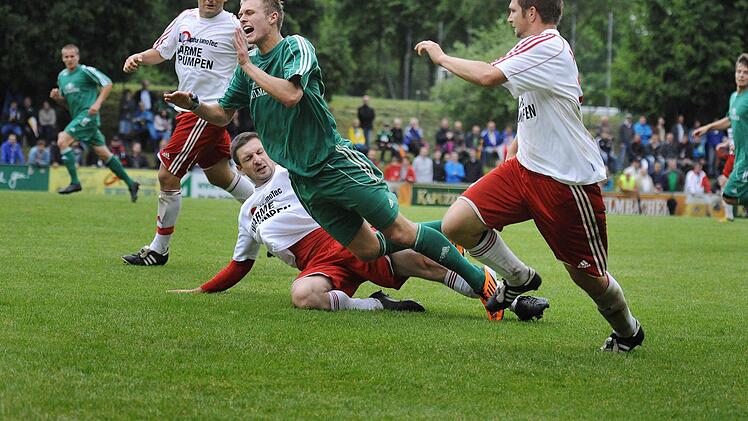 Fußballerische Leckerbissen wie 2012 das Bayernliga-Relegationsspiel gegen den TSV Neudrossenfeld (im grünen Trikot Lorenz Hofmann) sind beim ASV Hollfeld für lange Zeit vorbei. Nach (von links) Jochen Hollfelder (jetzt SSV Kasendorf) und Christian Goller (FC Lichtenfels) ging zuletzt auch Johannes Eberlein (BSC Saas Bayreuth). Foto: Archiv