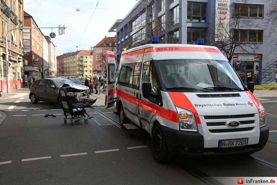 Krankenwagen verunglückt bei Einsatzfahrt in Nürnberg