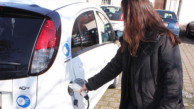 Wilma Frey "tankt" ihr E-Mobil. Fotos: Ronald Heck