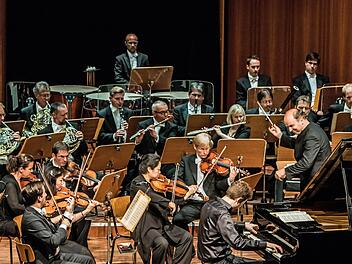 Der Pianist Benjamin Moser war im Kongresshaus der gefeierte Solist beim Sinfoniekonzert des Landestheaters unter Leitung von Roland Kluttig. Foto: Jochen Berger