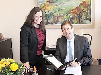 Romy Eberlein soll und will Landrat Hermann Ulm über Sorgen und Wünsche von Senioren informieren.  Foto: Carmen Schwind