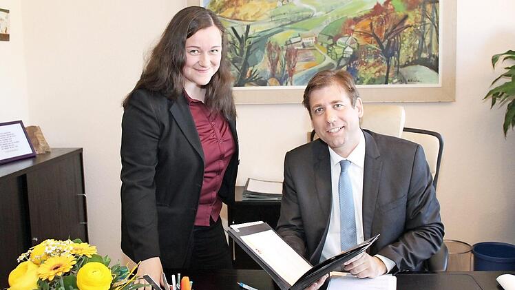 Romy Eberlein soll und will Landrat Hermann Ulm über Sorgen und Wünsche von Senioren informieren.  Foto: Carmen Schwind