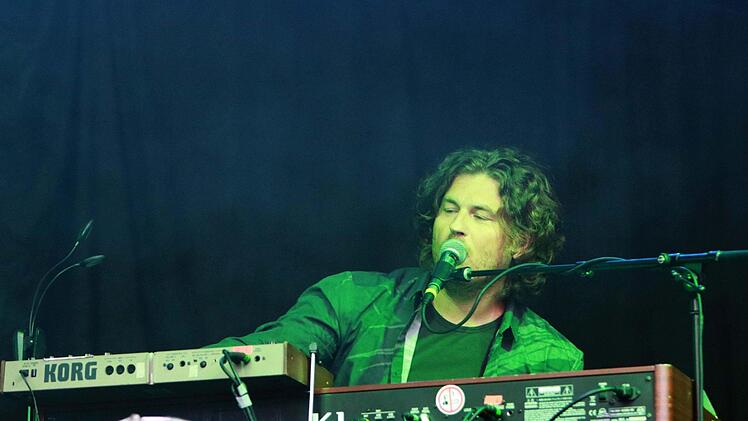 Impressionen vom Tambacher Sommer: Rund 1500 begeisterte Fans im ausverkauften Tambacher Schloss erlebten den Auftritt der Ersten Allgemeinen Verunsicherung. Foto: Jochen Berger