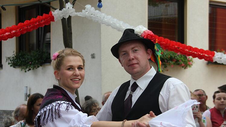 Burschen und Mädel bei der Kirchweih. Foto: Veronika Schadeck