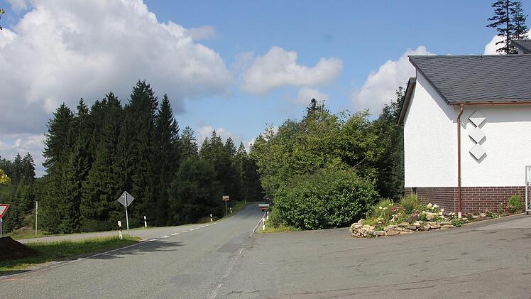 Die Kreisstraße 18 wird zwischen den beiden Steinbacher Ortsteilen Hirschfeld und Windheim ausgebaut. Foto: Veronika Schadeck