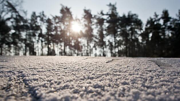 Die Sonne scheint, aber es bleibt trotzdem kalt. Foto: Daniel Karmann/dpa