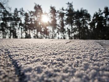 Die Sonne scheint, aber es bleibt trotzdem kalt. Foto: Daniel Karmann/dpa