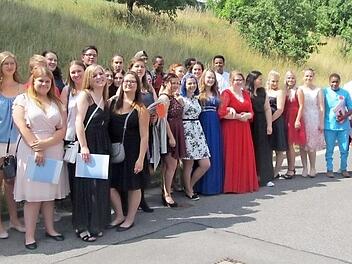 Erfolgreiche (zumeist) Absolventinnen der Berufsfachschulen f&uuml;r Kinderpflege, Ern&auml;hrung und Versorgung sowie der Berufsintegrationsklasse am Bildungszentrum Vierzehnheiligen Foto: privat