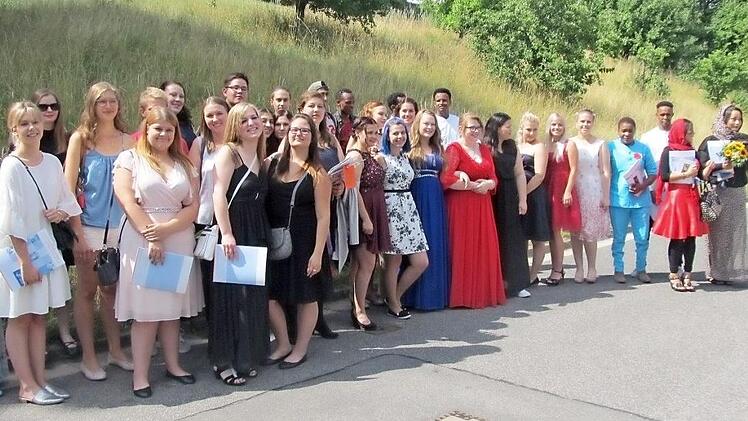 Erfolgreiche (zumeist) Absolventinnen der Berufsfachschulen f&uuml;r Kinderpflege, Ern&auml;hrung und Versorgung sowie der Berufsintegrationsklasse am Bildungszentrum Vierzehnheiligen Foto: privat