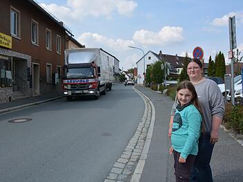 Natalie Groß begleitet ihre Tochter Lena über die Straße.Foto: Dagmar Besand