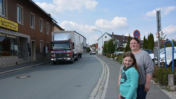 Natalie Groß begleitet ihre Tochter Lena über die Straße.Foto: Dagmar Besand