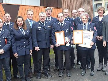 Dem neue n Kommandanten Thomas Ultsch (vorne Vierter von links) und seiner Vorgängerin Monika Butz (vorne Fünfte von links) wurde für 25-jährige aktive Dienstzeit das staatliche Ehrenzeichen in Silber verliehen. Monika Butz wurde zudem zur Ehrenkommandantin ernannt. Mit im Bild Landrat Klaus Löffler (rechts), KBI Matthias Schuhbäck (vorne Dritter von links), KBM Markus Reischl (zweite Reihe links) und Bürgermeister Bernd Rebhan (zweite Reihe Zweiter v.l.) sowie Vorsitzender Hermann Müller (zw...