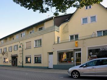 Das Bad Bockleter Café Laudensack war ursprünglich als Hotel und Café geplant. Café und erster Stock sind gut vermietet, im bislang leerstehenden Dachgeschoß möchte die Eigentümerin, die Staatsbad und Touristik Bad Bocklet GmbH "charmante aber schlichte" Wohnungen für Azubis einrichten - Interessenten hierfür wären für das gesamte Stockwerk in Großenbrach vorhanden.  Foto: Peter Rauch