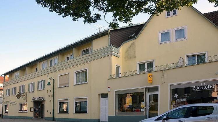Das Bad Bockleter Café Laudensack war ursprünglich als Hotel und Café geplant. Café und erster Stock sind gut vermietet, im bislang leerstehenden Dachgeschoß möchte die Eigentümerin, die Staatsbad und Touristik Bad Bocklet GmbH "charmante aber schlichte" Wohnungen für Azubis einrichten - Interessenten hierfür wären für das gesamte Stockwerk in Großenbrach vorhanden.  Foto: Peter Rauch