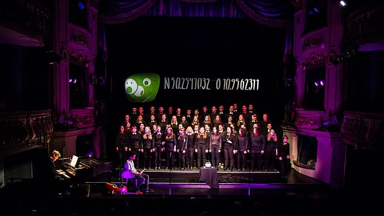 Mitreißendes Jubiläums- und Abschiedskonzert: Unter Leitung seines scheidenden Dirigenten Moritz Metzner begeisterte der Coburger Hochschulchor "Die Klangfänger" im ausverkauften Landestheater.Foto: Jochen Berger