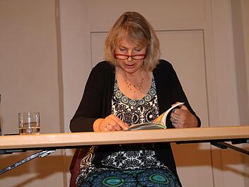 Bei ihrer Lesung gab Doris Fery einen Einblick in ihre langjährige Tätigkeit als Pflegemutter. Foto: Gerda Völk