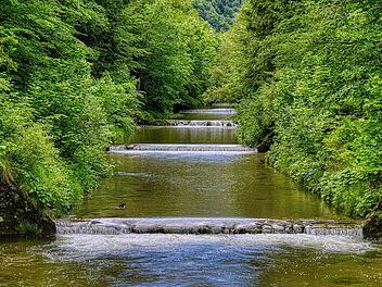 Passant entdeckt Leiche in Fluss - Polizei steht vor einem Rätsel