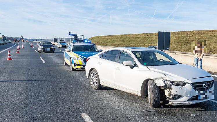Unfall auf der A3: Fünf Autos kollidieren, eine Person verletzt