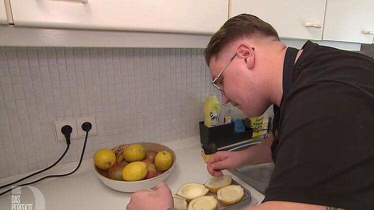Zitronensorbet gibt es bei Aron (25) direkt aus der Frucht.