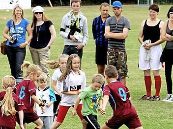 Sogar die Buben und Mädchen aus dem Kindergarten Kirchlauter traten zu Einlagespielen an. Foto: Günther Geiling