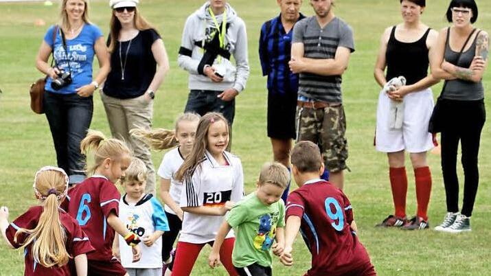 Sogar die Buben und Mädchen aus dem Kindergarten Kirchlauter traten zu Einlagespielen an. Foto: Günther Geiling