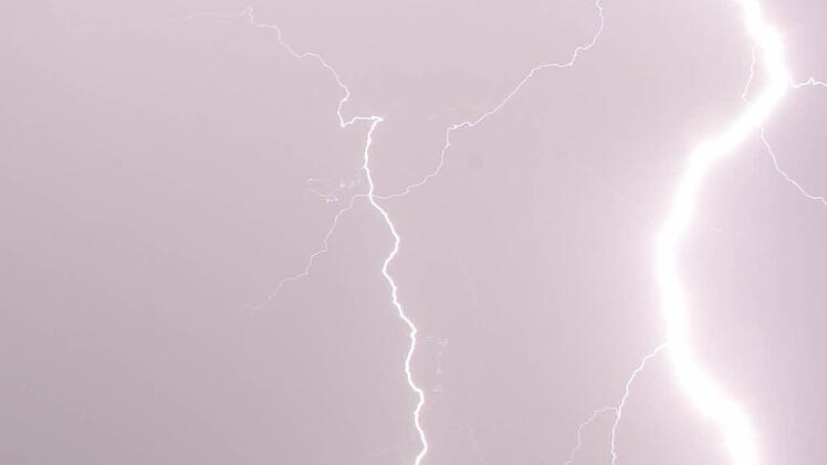 Blitze zucken am Himmel am Dienstag über der Altstadt von Nürnberg. Foto: News5 / Keller