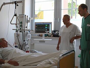 Leitender Arzt Andreas Brugger (rechts) und Oberarzt Herbert Mädl besuchen einen Patienten in der neuen Intensivstation. Foto: privat