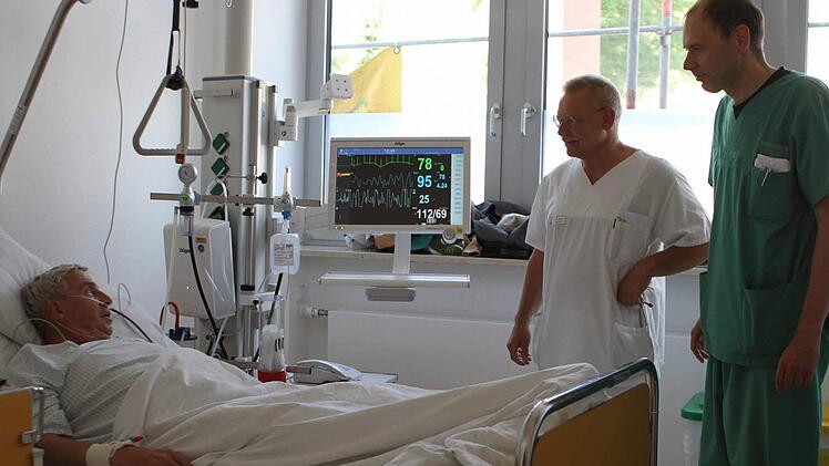 Leitender Arzt Andreas Brugger (rechts) und Oberarzt Herbert Mädl besuchen einen Patienten in der neuen Intensivstation. Foto: privat