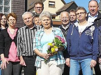 Unser Bild zeigt Konrad Ströhlein (Bildmitte) zusammen mit seiner Ehefrau Elisabeth (mit Blumen) im Kreise der Familie und Gratulanten. Foto: Klaus-Peter Wulf
