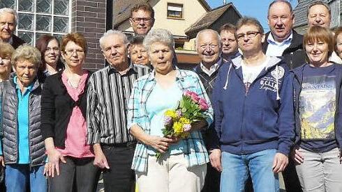 Unser Bild zeigt Konrad Ströhlein (Bildmitte) zusammen mit seiner Ehefrau Elisabeth (mit Blumen) im Kreise der Familie und Gratulanten. Foto: Klaus-Peter Wulf